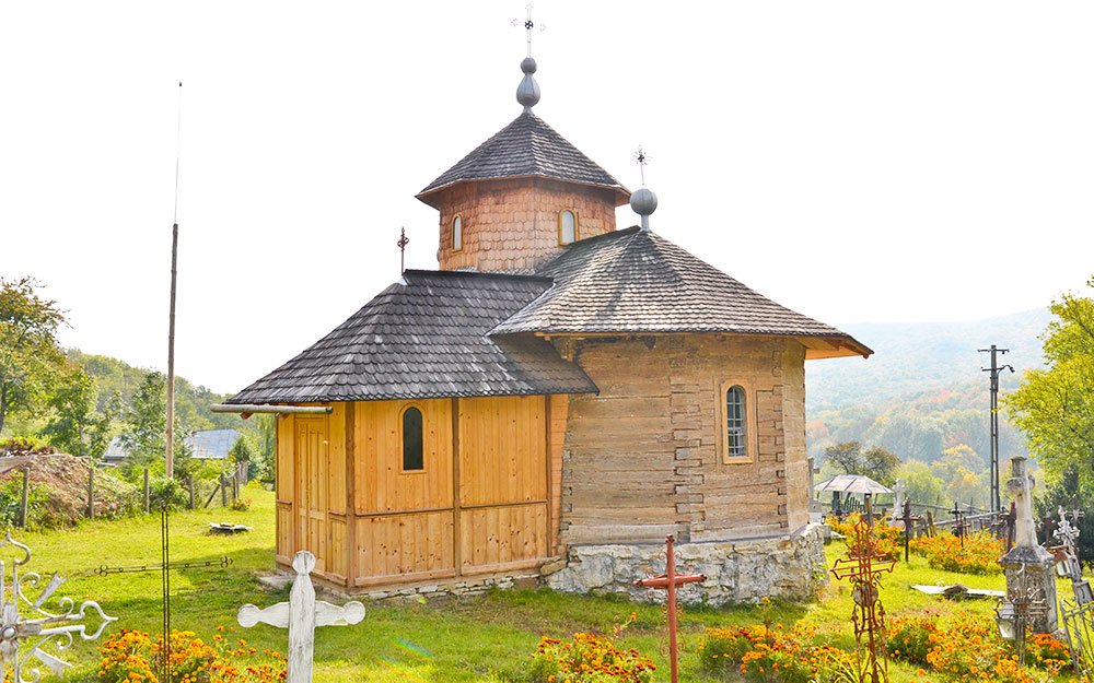 „Mănăstioara“ din poiană a schimnicului Agaton 80322