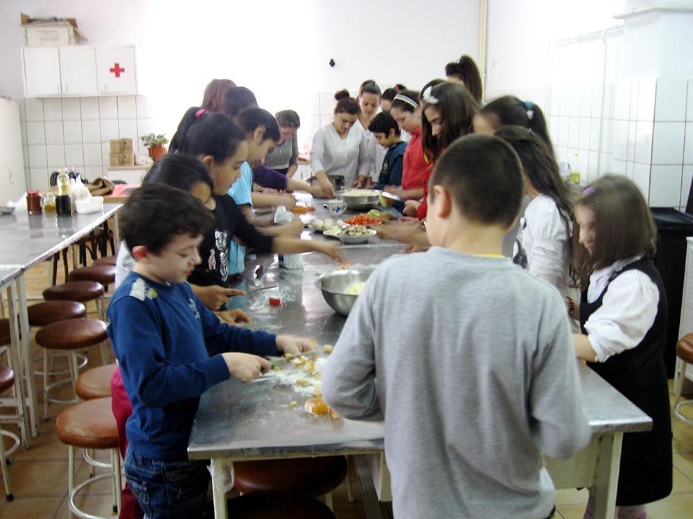 Activităţi în cadrul centrelor sociale „Aripi de Lumină“ şi „Best Life“ 80254