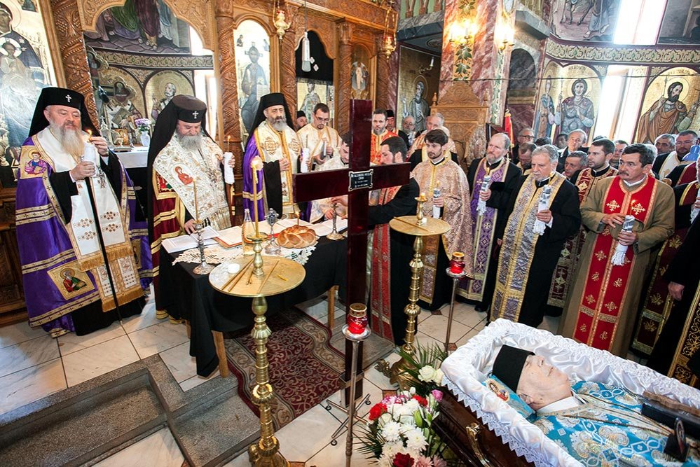 Trei arhierei au oficiat înmormântarea părintelui Coman 80246