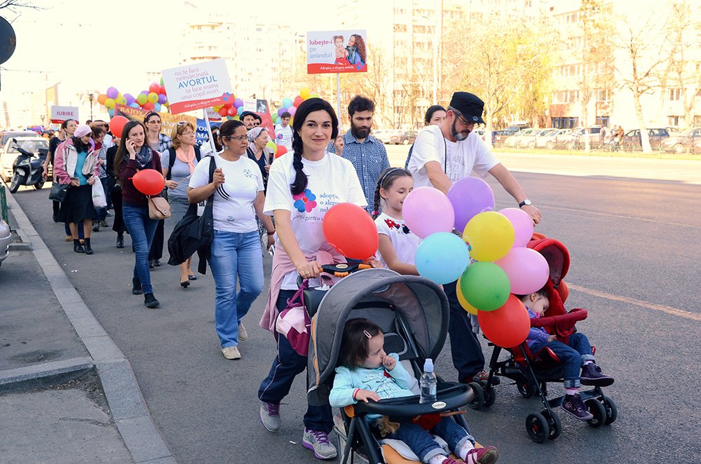 Adopţia, o alegere nobilă pentru a apăra darul vieţii 80229