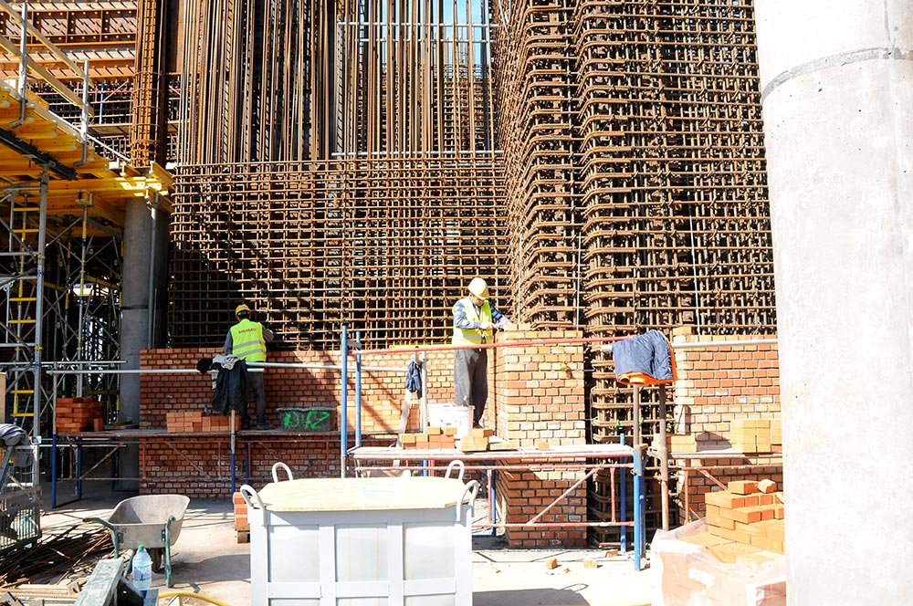 Efectiv sporit de muncitori pe şantierul noii catedrale 80211