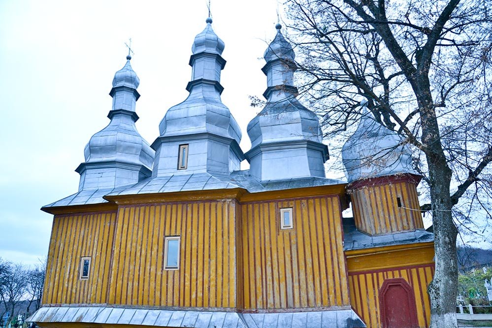 Schitul ocrotitor din codrii Brădiceştilor 80210