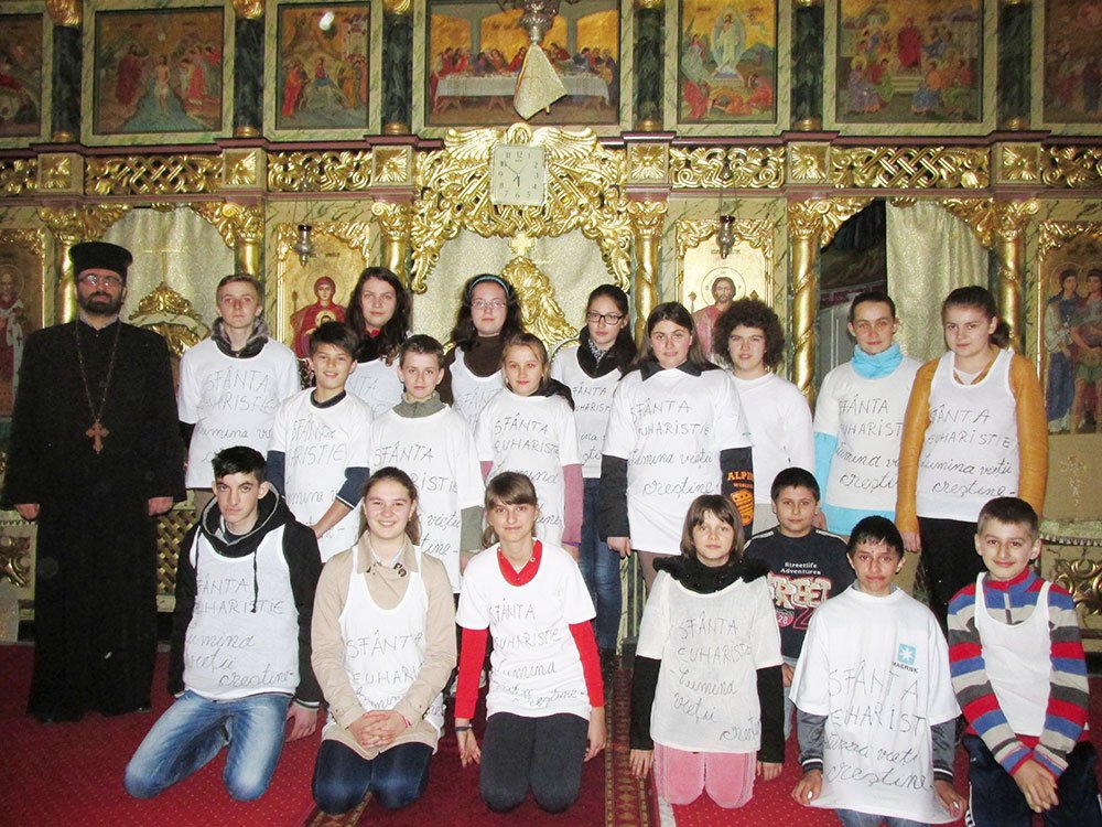 Copiii dăruiesc roadele Liturghiei 80127
