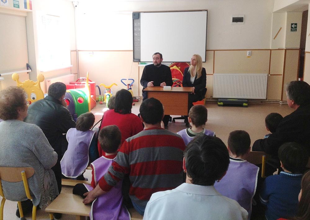 Tinerii din cartierul clujean Mănăştur, alături de copiii cu nevoi speciale 80084