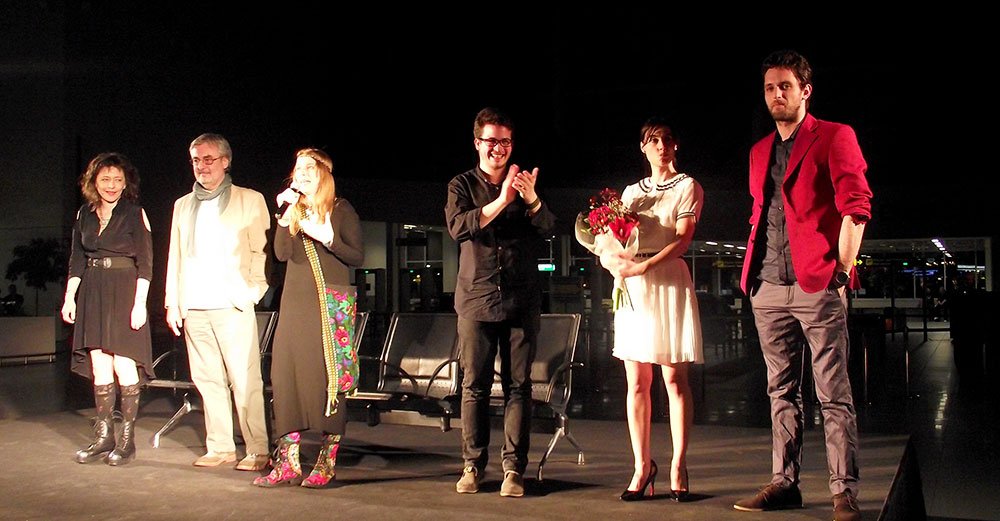 Premieră în România: o piesă de teatru jucată în aeroport 80066