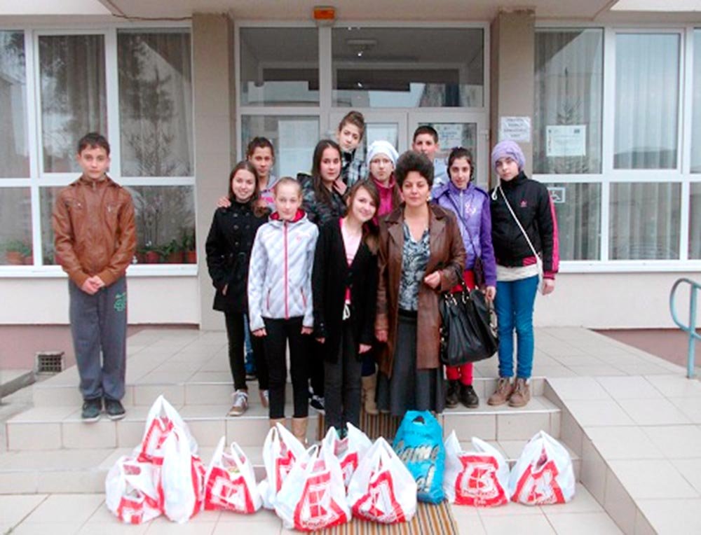 Activităţi filantropice ale elevilor din Oneşti 80025