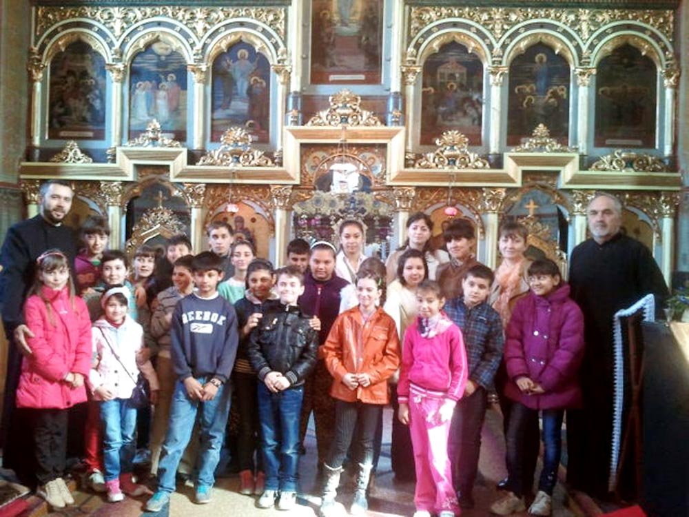 Copiii de la Centrul Educaţional din Făget, împărtăşiţi cu Sfintele Taine 80004