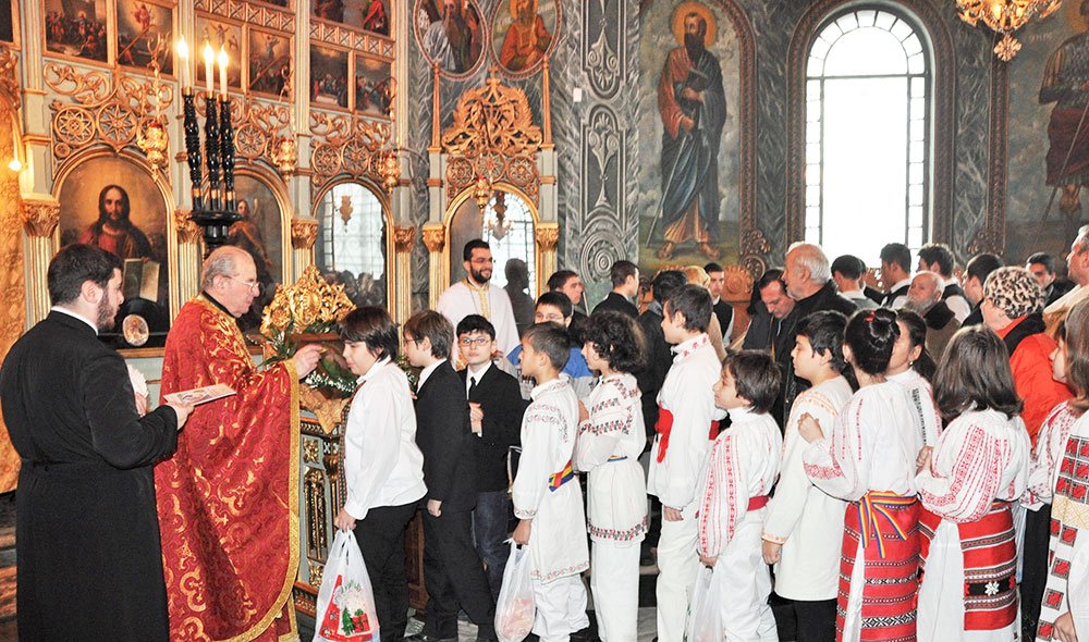 O mie de copii împărtăşiţi în „Biserica tinerilor“ 80009