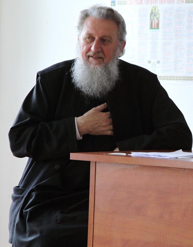 Pr. Vasile Mihoc, invitatul tinerilor din Chişinău 80000