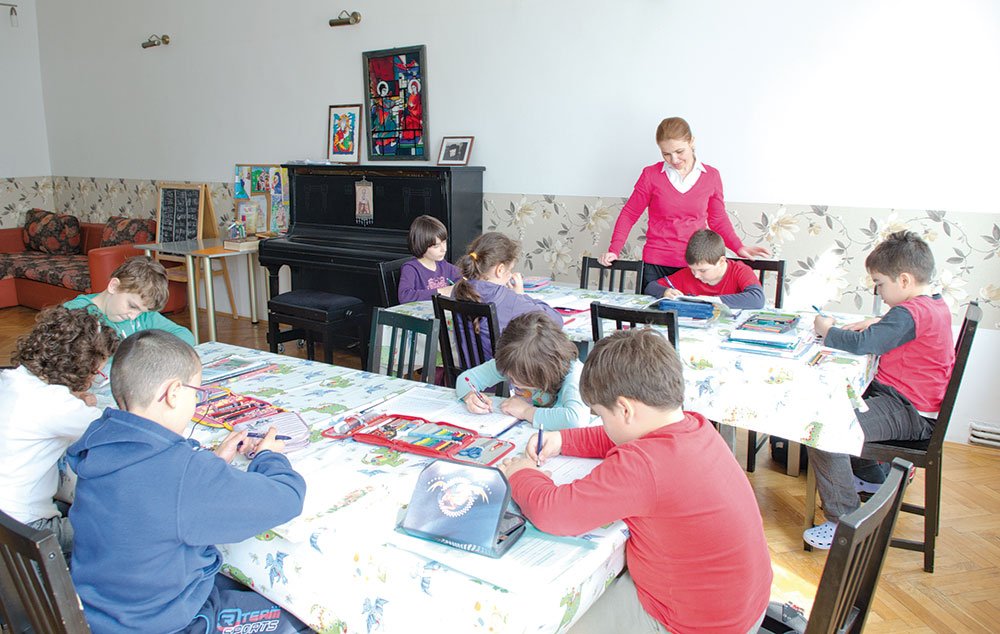 Un centru care împleteşte educaţia cu viaţa creştină 79984