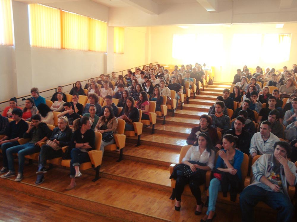 Dezbateri despre problemele tinerilor în societatea actuală 79841