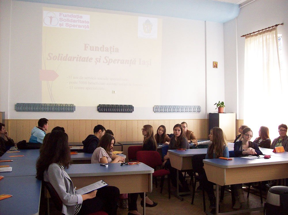 Voluntarii Colegiului „Costache Negruzzi“ s-au reunit într-un club 79848