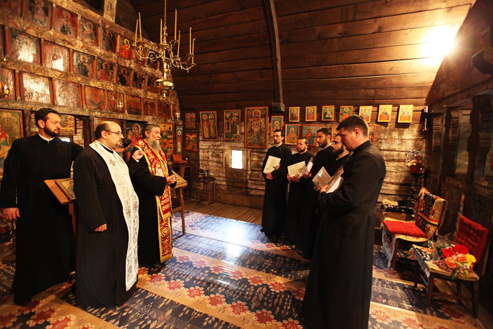 Noi părinţi duhovnici pentru credincioşii olteni 79798