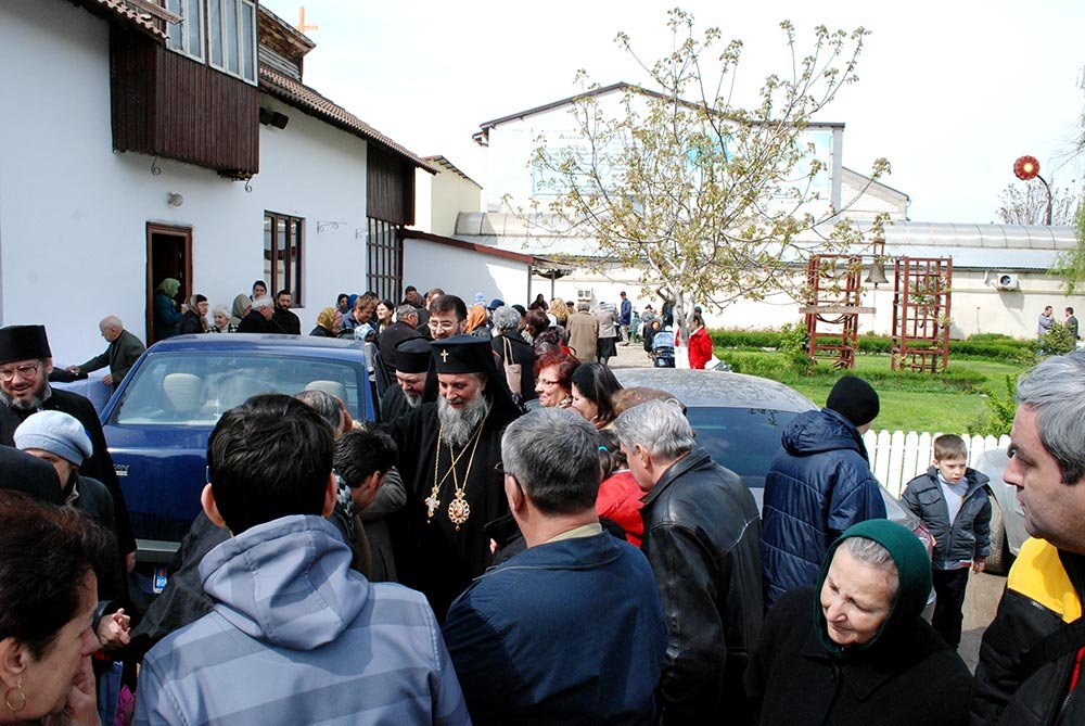 Liturghie arhierească în cartierul Valea Roşie 79775