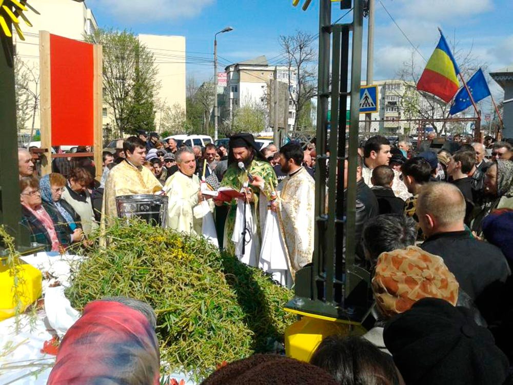 Sfinţirea crucilor Bisericii „Intrarea Domnului în Ierusalim“ din Bacău 79737