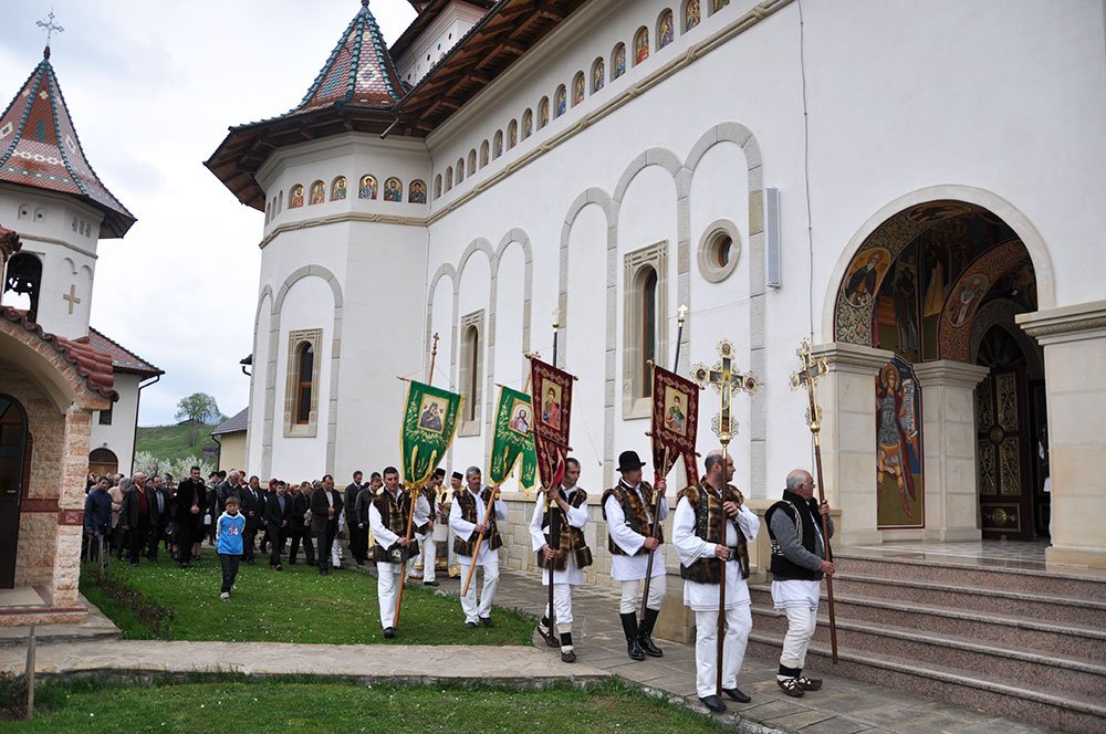 Izvorul Tămăduirii la poalele Rarăului 79548