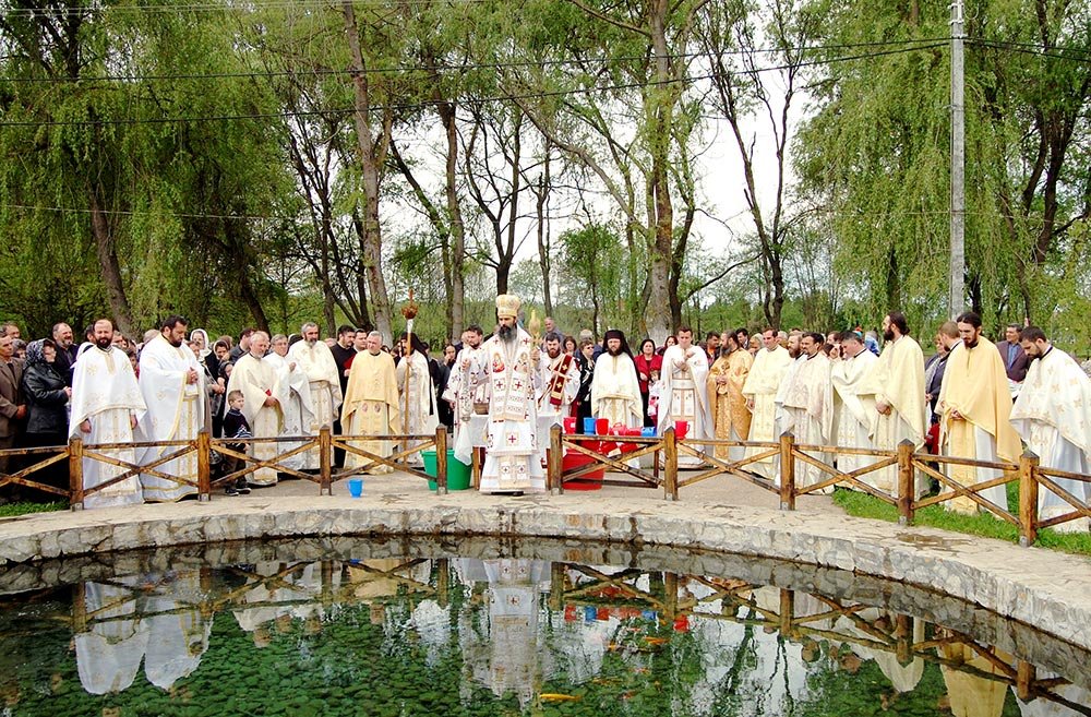 Slujiri arhiereşti de Izvorul Tămăduirii 79538