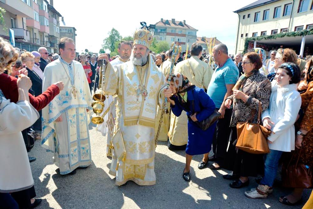 Sfinţirea altarului bisericii Parohiei Sascut-Târg 79514