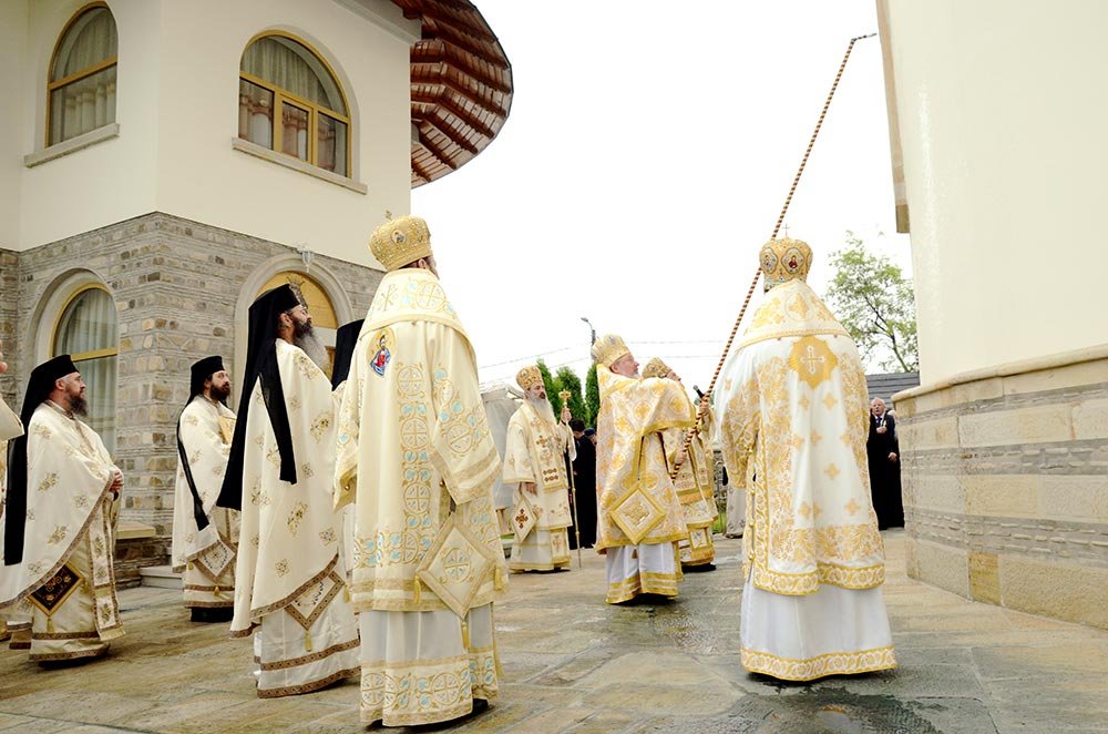 Mii de credincioşi au participat la sfinţire 79460