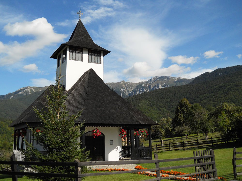 La Şimon - Bran se înfiripă o tradiţie monahală 79403