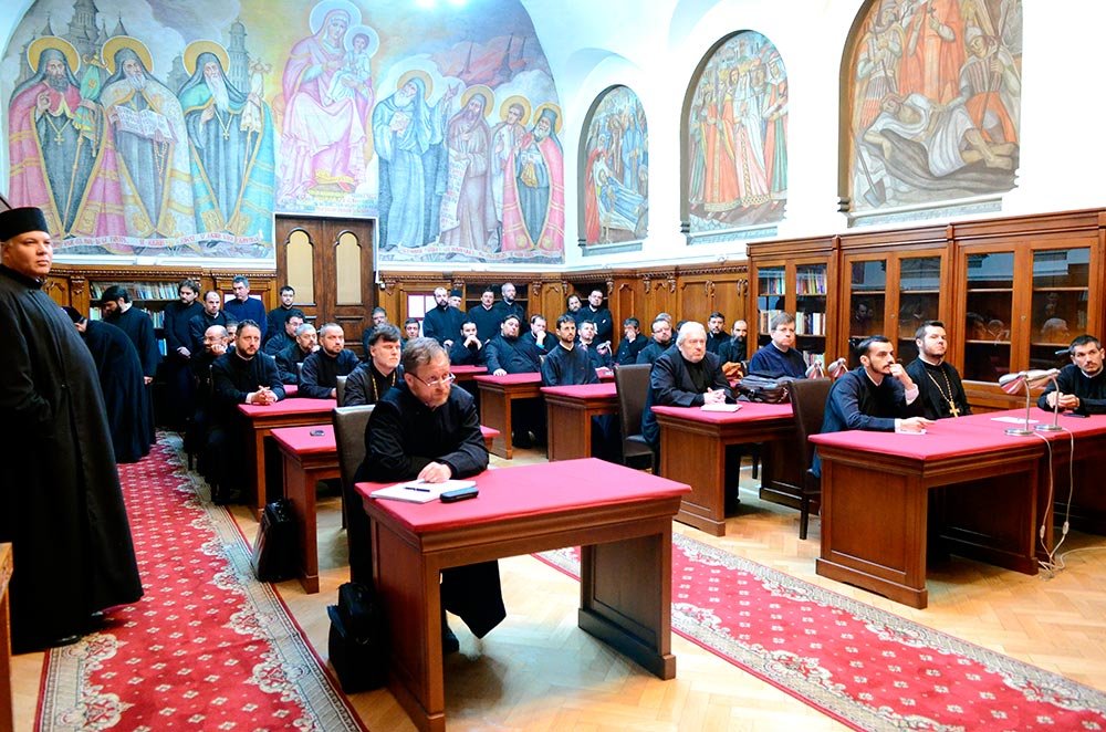 Întrunirea preoţilor de spitale şi cimitire 79392