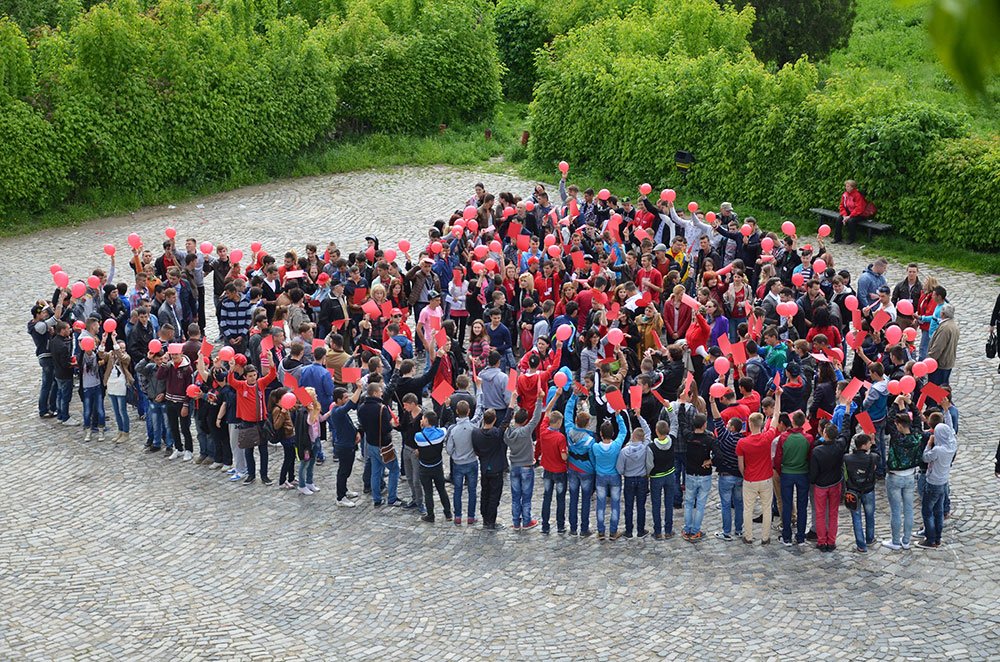 Tinerii ieşeni şi-au înălţat inimile la Mănăstirea Cetăţuia 79398