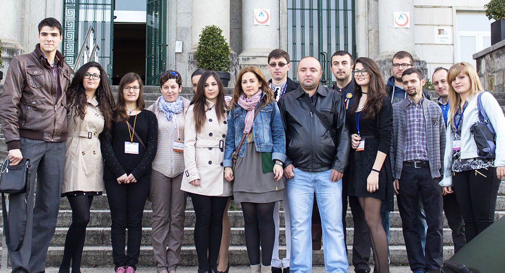 Se poate iubi frumos şi departe de ţară! 79346