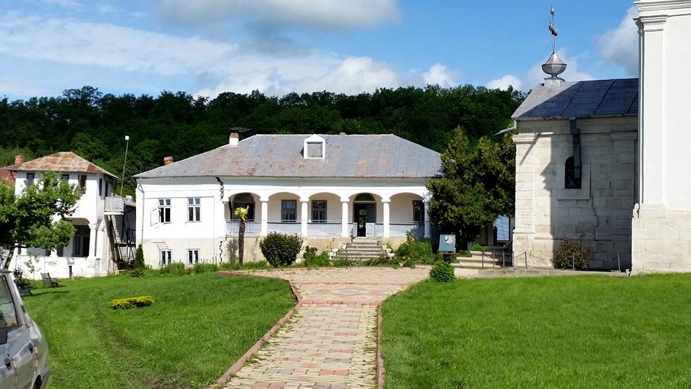 Mănăstirea Răteşti, afectată de alunecările de teren 79120