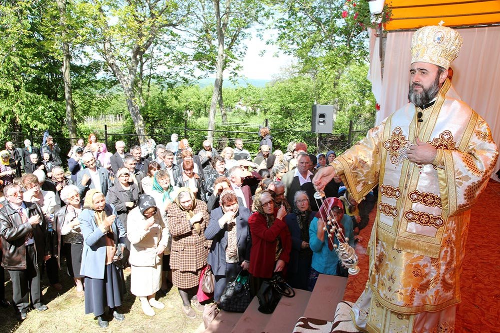 Sfinţirea bisericii din filia vrânceană Văleni 79121