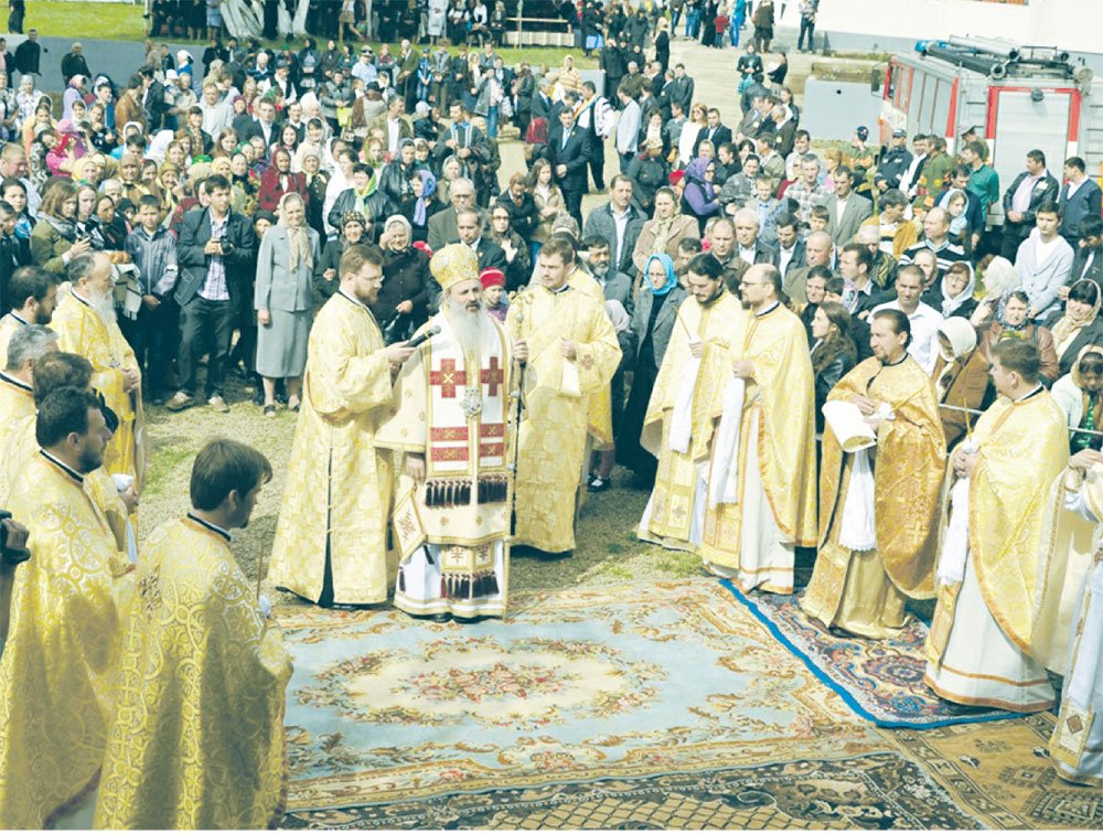 Sfinţire de biserică la Parohia Tudora 3, oficiată de IPS Teofan 79076