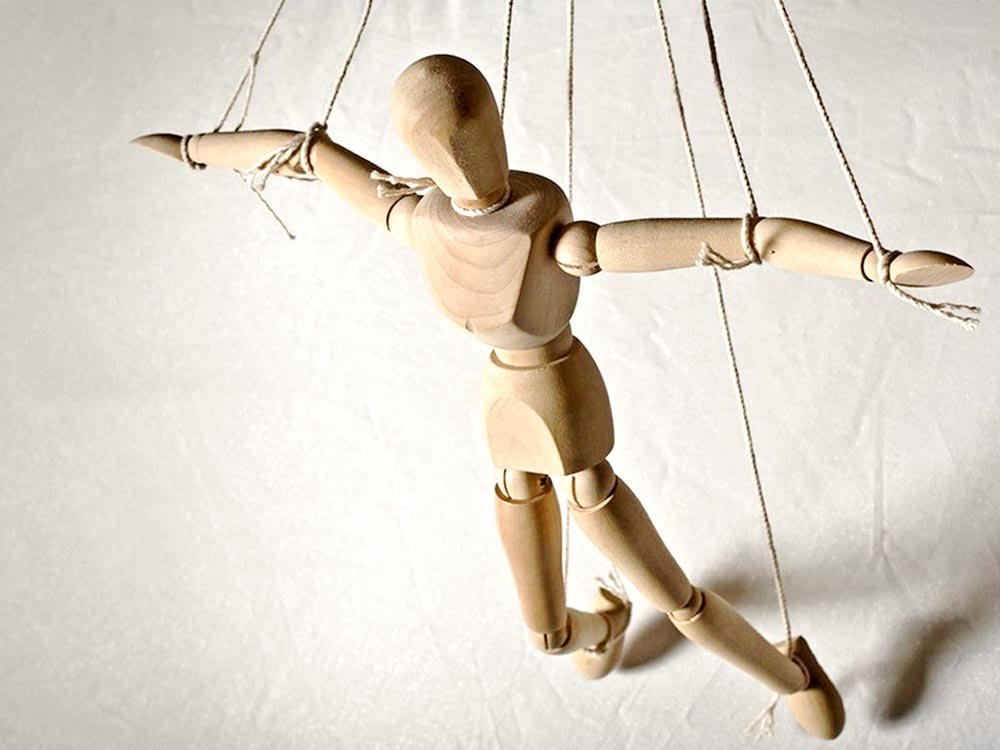 Cum suntem zilnic manipulaţi 79034