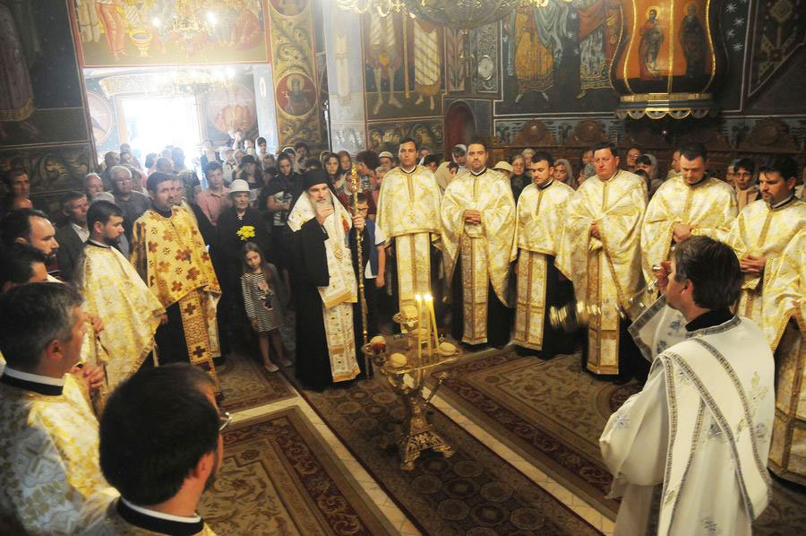 Prezenţă arhierească la Biserica „Sfinţii Împăraţi Constantin şi Elena“ din Bacău 79016