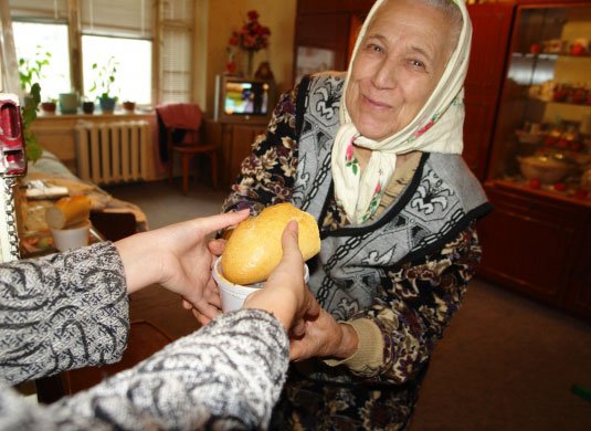 Cantina mobilă „Aproape de Aproapele“ - o hrană caldă pentru trup şi suflet 78925