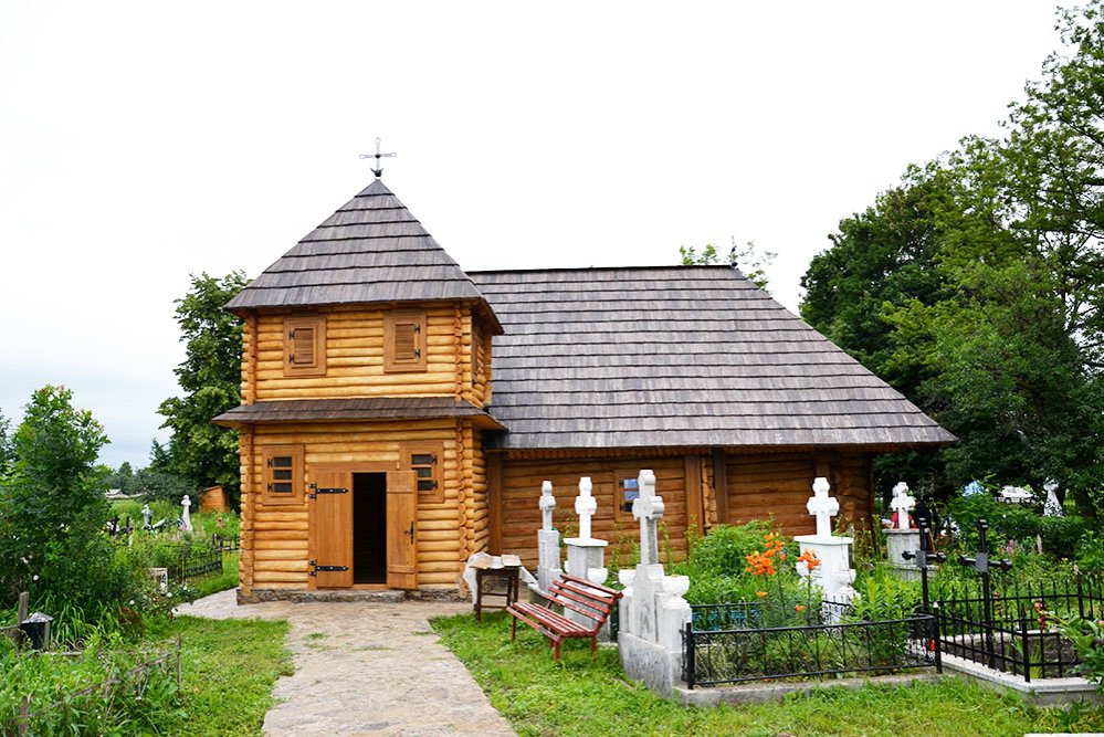 Doi ierarhi vor resfinţi biserica Parohiei Talpa, Protopopiatul Dorohoi 78703