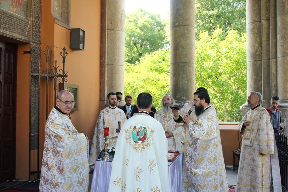 Biserica „Sfânta Treime“ din Craiova la ceas de praznic 78674