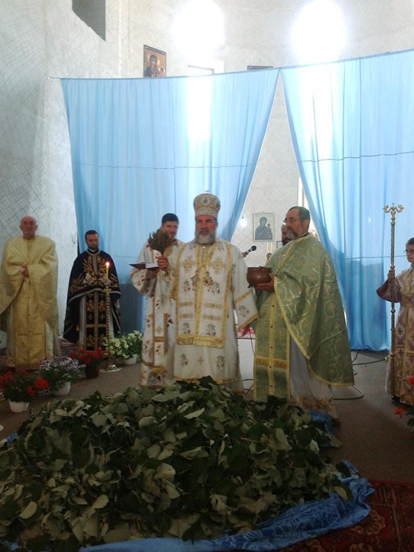 Înălţare duhovnicească la Catedrala „Pogorârea Duhului Sfânt“ din Oneşti 78683