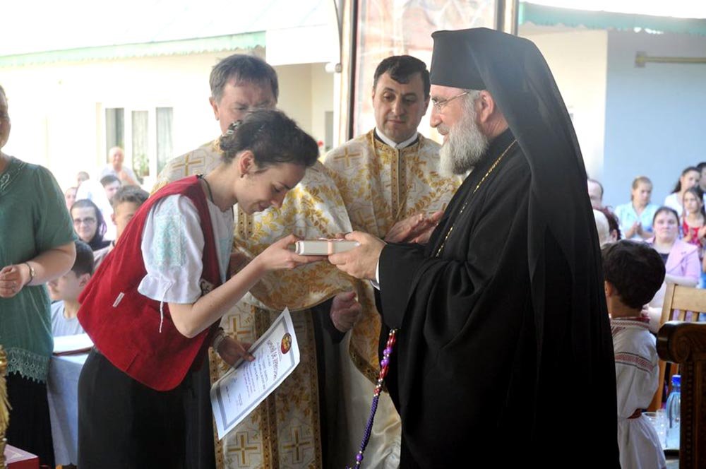 Elevii merituoşi din judeţul Bacău, premiaţi de PS Ioachim Băcăuanul 78623