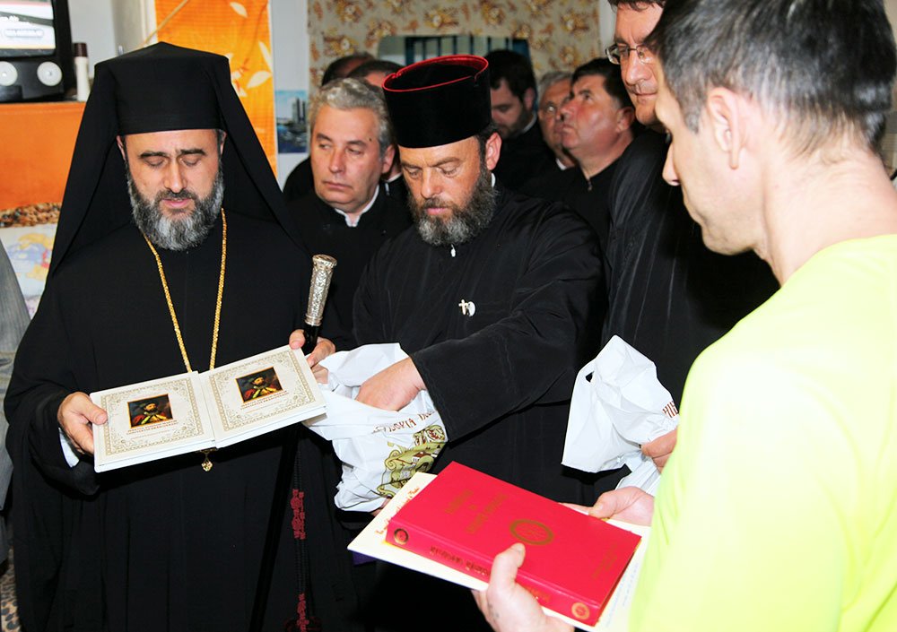 Vizită arhierească la deţinuţii din Penitenciarul Focşani-Mândreşti 78613