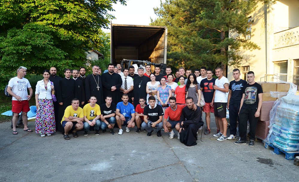 Ajutoare pentru persoanele sinistrate din Serbia 78573