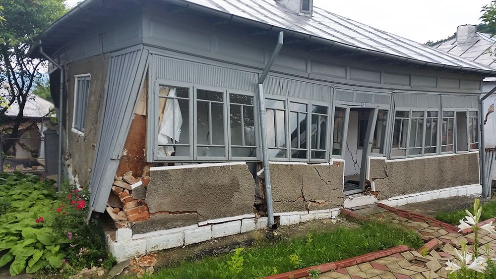 Mănăstirea Răteşti e în pericol de prăbuşire 78574