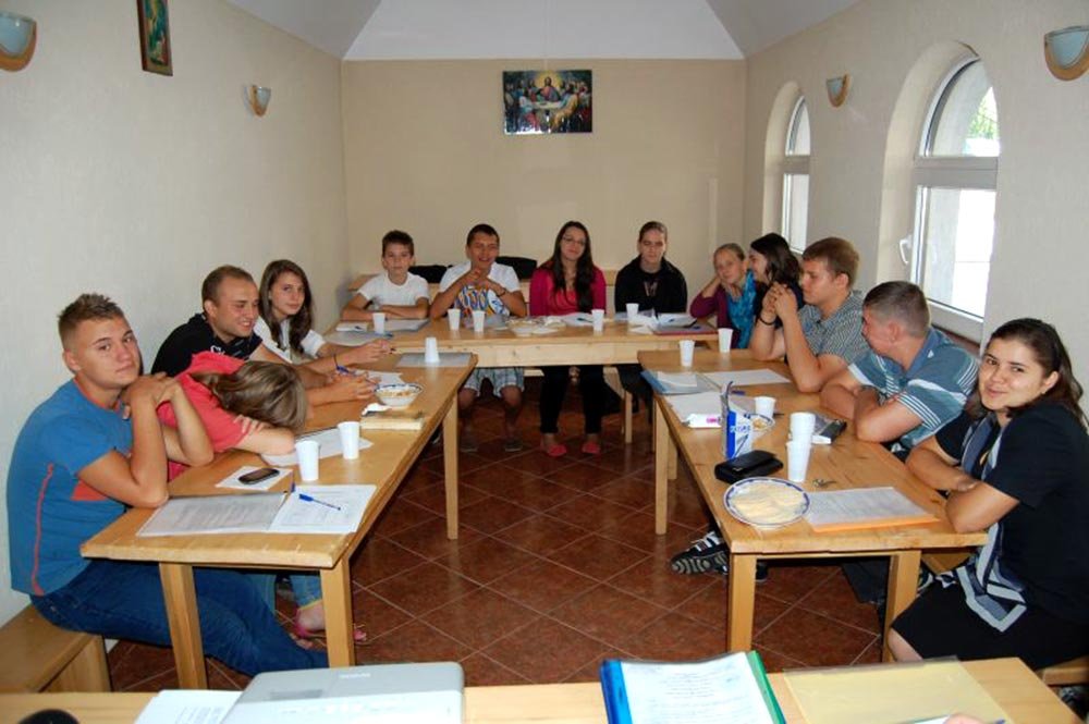 Proiectul „Cunosc, deci contez!“, într-o parohie suceveană 78440