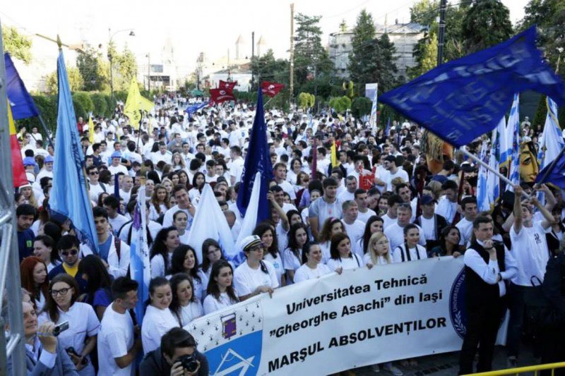 Binecuvântare arhierească pentru absolvenţii universităţilor ieşene 78389