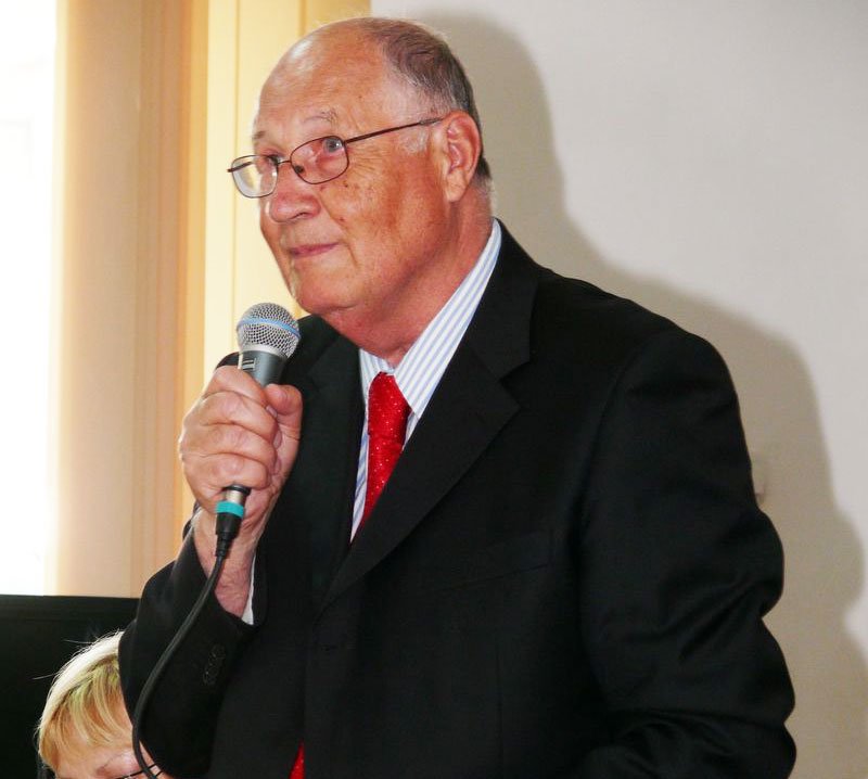 70 de elevi de gimnaziu şi liceu faţă în faţă cu scriitorul Grigore Ilisei 78368