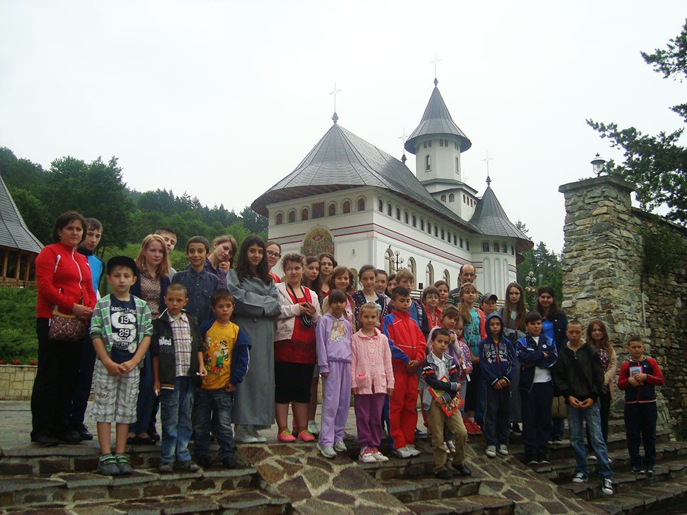 Copiii de la Fundaţia „Episcop Melchisedec“, în pelerinaj la mănăstiri 78295