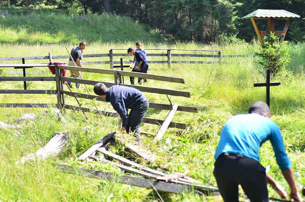 Voluntariat al tinerilor la Pasul Rotunda 77865