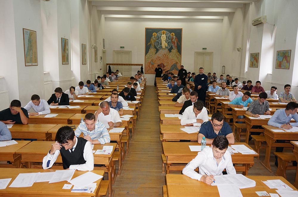 242 de candidaţi la Teologie pastorală 77738