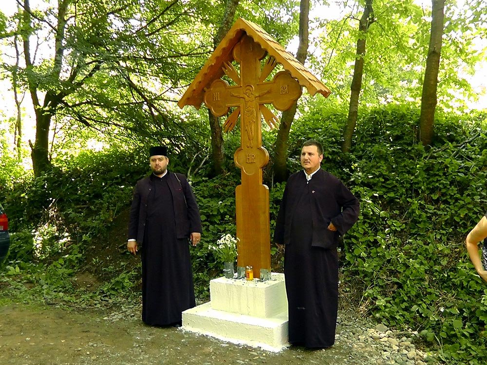 Troiţă înălţată la graniţa dintre judeţele Arad şi Hunedoara 77735