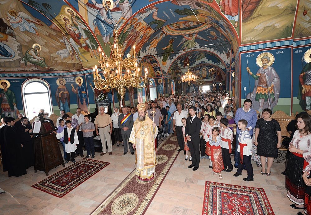 Un nou veşmânt liturgic pentru o biserică prahoveană 77680