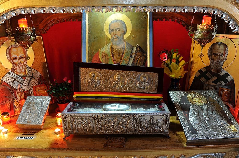 Moaştele Sfântului Nicolae, în procesiune la Institutul de Oncologie din Bucureşti 77662