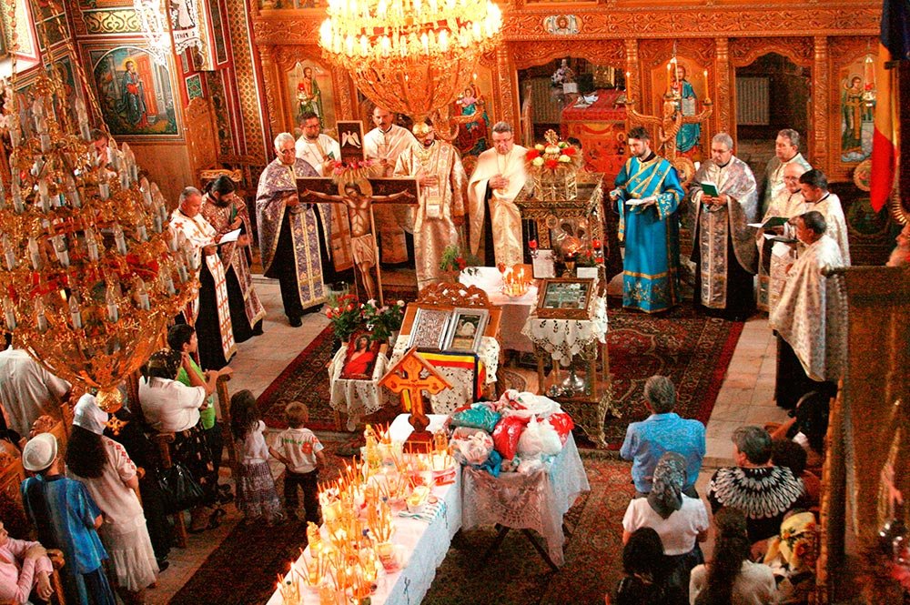 Vizită arhierească în Parohia Almaş 77658